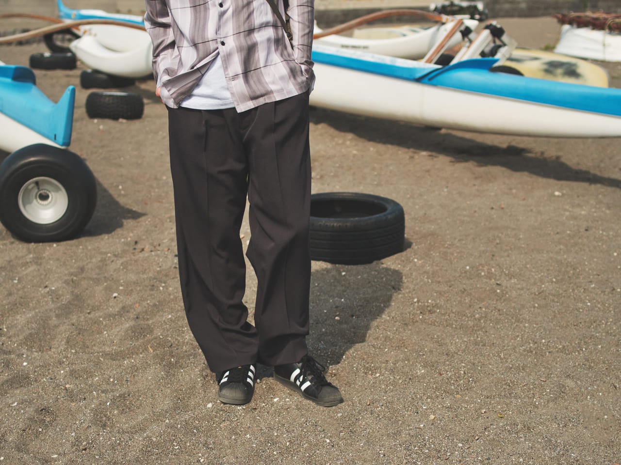 [Gallery]人気ブランドの新定番「スラックス」をどう着るか考えてみる。[グラフペーパー、ニート、イレーヴ]