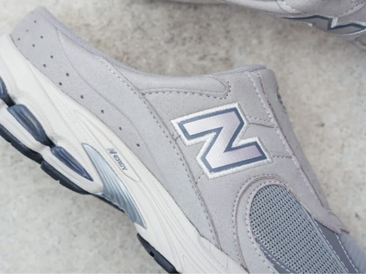 夏の「ニューバランス」履きこなし正解、服好き間で大ブレイク「ニューバランスのミュール」etc …【スニーカー週間人気記事ベスト5】