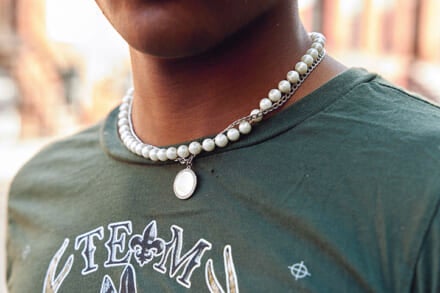 おばあちゃんにもらったパールネックレスがグラフィックTに欠かせない！[N.Y.編 / おしゃれな人の夏のマイルール] メンズノンノウェブ ...