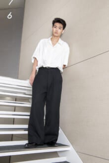 [鈴々木 響] 「アミ パリスのスラックスとシューズで、シンプルなモノトーンコーデを上品に」【メンズノンノモデルの私服スナップ】