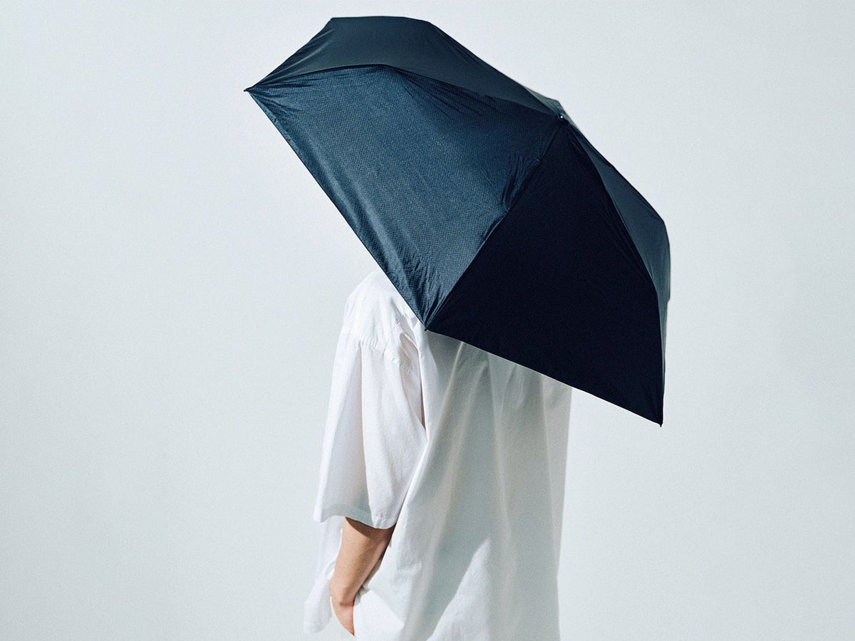 メンズの“日傘デビュー”にオススメな「晴雨兼用傘」５選。1,000円台のコスパ名品、モンベル…暑い街をサバイブできる必需品！