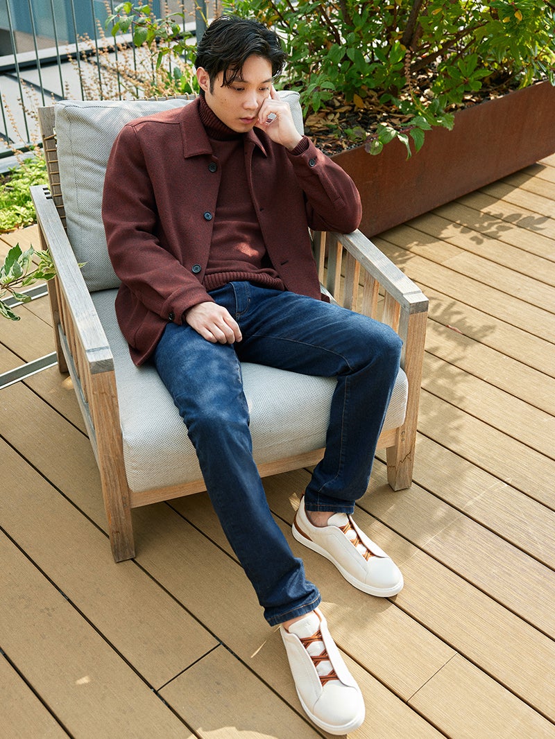 ゼニアの2023年秋冬メンズデニムを着用する俳優の磯村勇斗さん