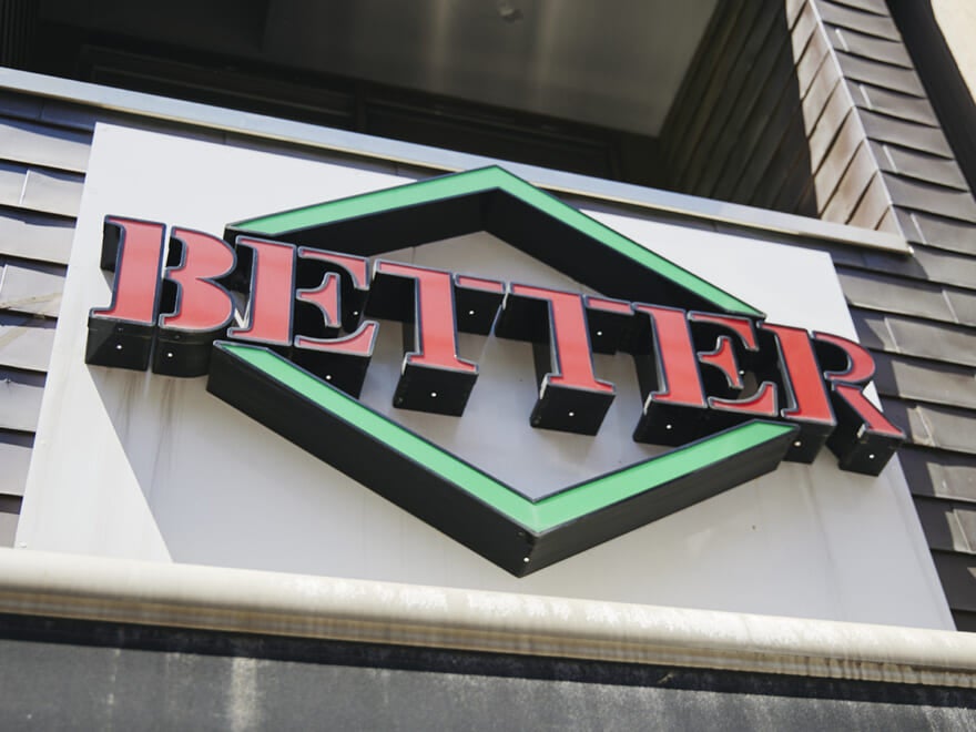 BETTERの看板