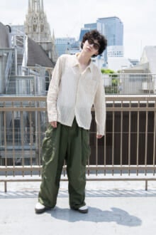 [豊田 裕大] 「アワー レガシーのシアーシャツにワイドなカーゴパンツ。お互いを引き立て合う、秋にぴったりな組み合わせ！」【メンズノンノモデルの私服スナップ】