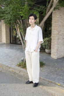 [高橋 璃央] 「全身ホワイトでリラックス感のあるコーディネートに、ハルタのローファーで上品なムードを上乗せ 」【メンズノンノモデルの私服スナップ】