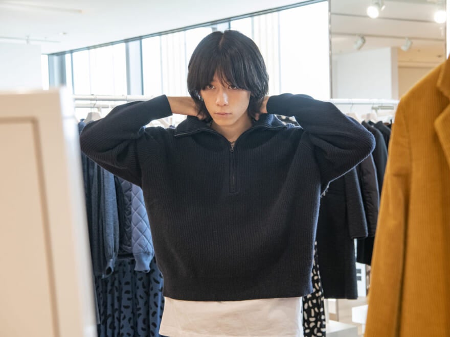 ユニクロ：シー（UNIQLO : C）プレミアムラムハーフジップセーターをメンズノンノモデルが試着２