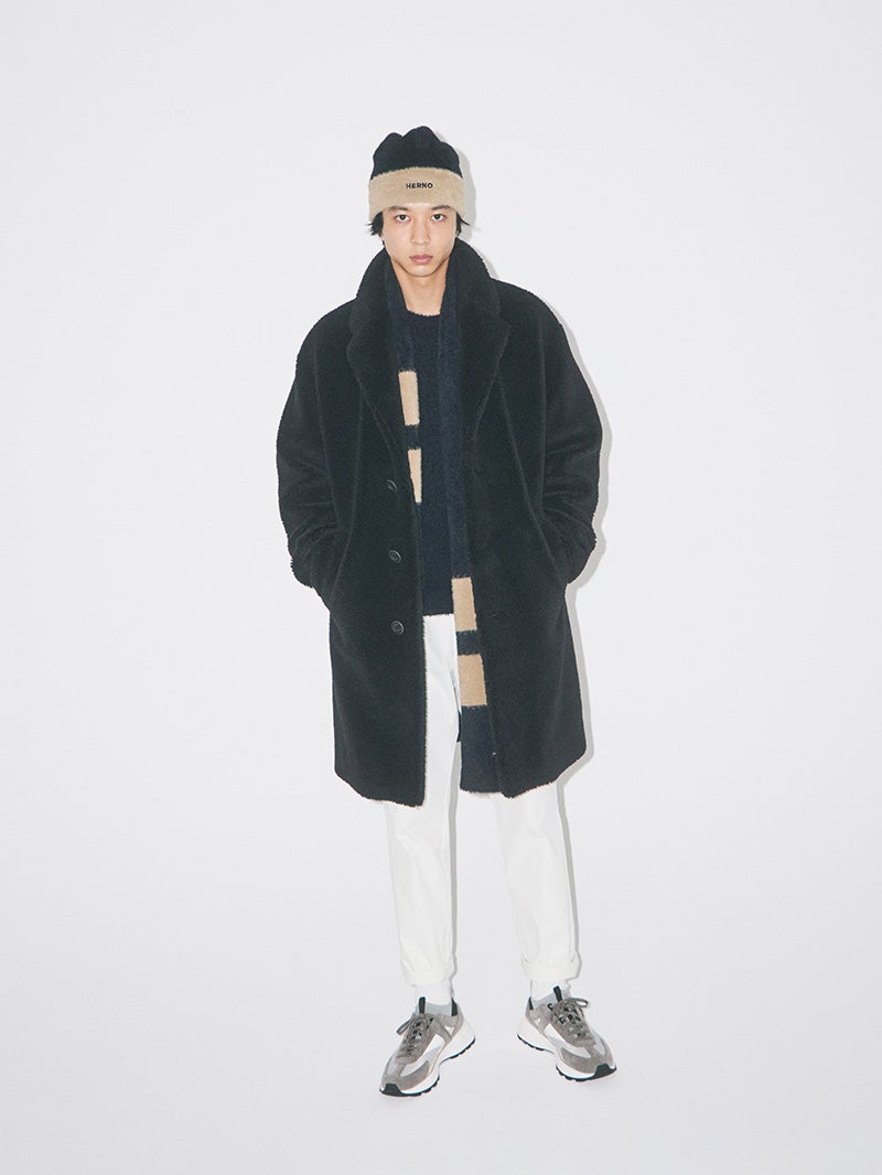 ヘルノの2023年の新作メンズエコファーコートを着用する鈴木仁