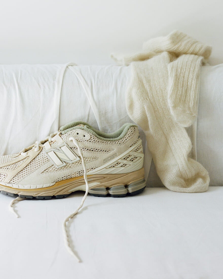 AURALEE × New Balance 1906R　ベージュ　側面