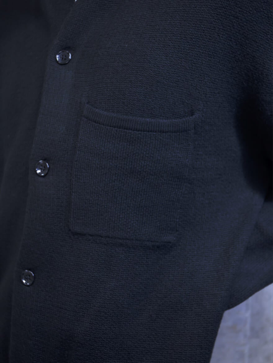 ユニクロ ユーの23年秋冬新作「ニットオーバーシャツジャケット」の胸ポケット