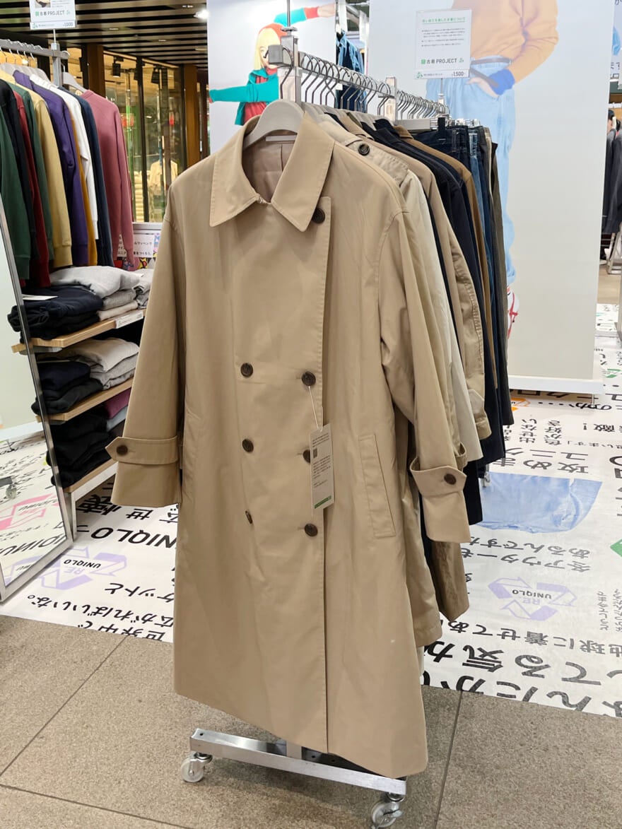 ユニクロ原宿店の古着プロジェクトのポップアップ内に並ぶ古着コート