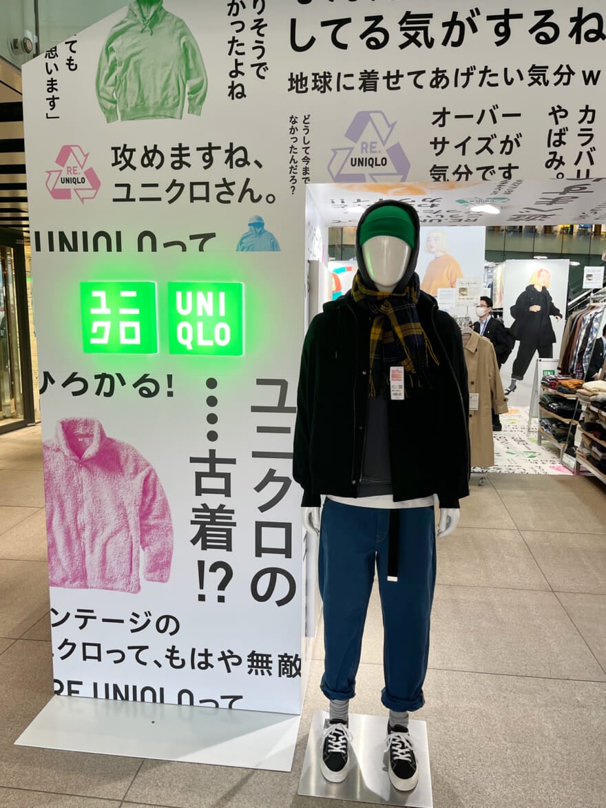 ユニクロ原宿店の古着プロジェクトのポップアップ内に並ぶ古着ディスプレイ