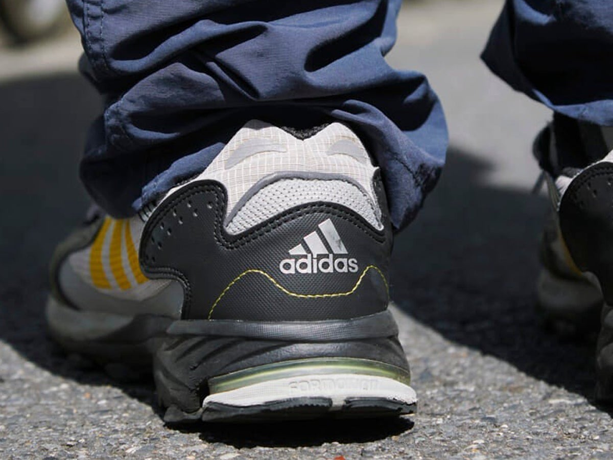 服好きは「アディダス」にネイビーのパンツを合わせたくなる。大人っぽくまとめるか、アクティブにハズすか、３人のリアル。