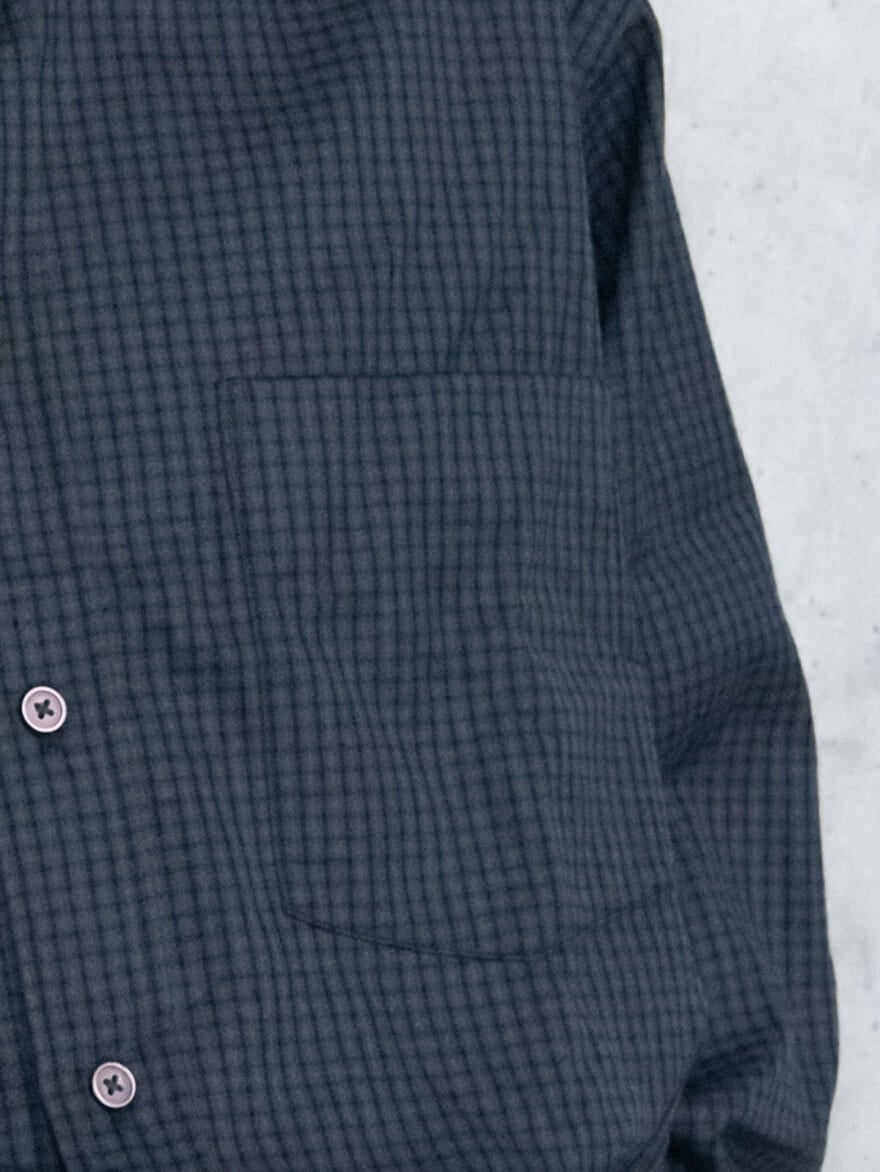 ユニクロ ユーの23年秋冬新作「ツイルオーバーサイズチェックシャツ」の胸ポケット