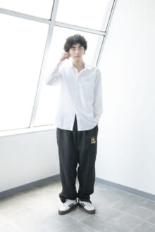 [豊田 裕大] 「アディダスのサンバとナイロンパンツで、白シャツをカジュアルに崩したモノトーンコーデ」【メンズノンノモデルの私服スナップ】