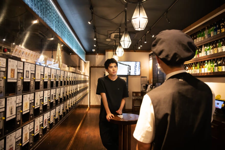 ぽんしゅ館 長岡驛店　稲井孝太朗　唎酒番所　日本酒　新潟県　唎酒  スタッフ 田村凌さん　店内説明