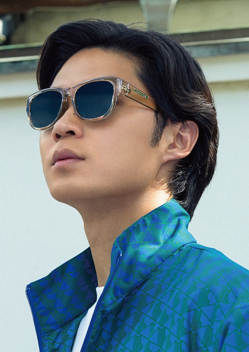 ラコステのクリアフレームサングラスを着用する俳優の磯村勇斗さん
