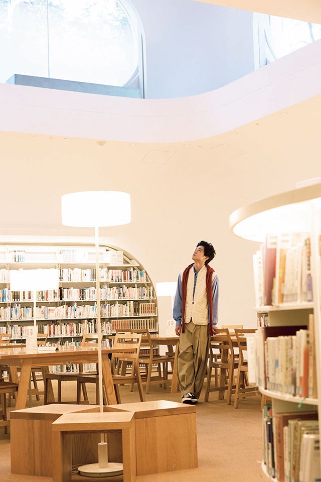 地下１階の図書室　中川大輔