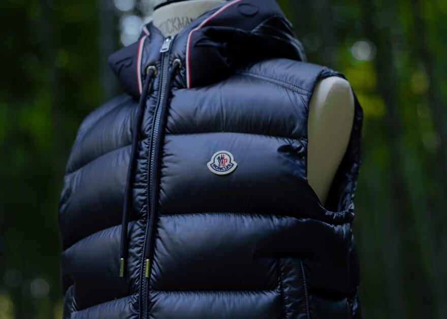 モンクレール「LUIRO GILET/DARK NAVY」 アークネッツ限定 エクスクルーシブカラーモデル　ロゴ寄り