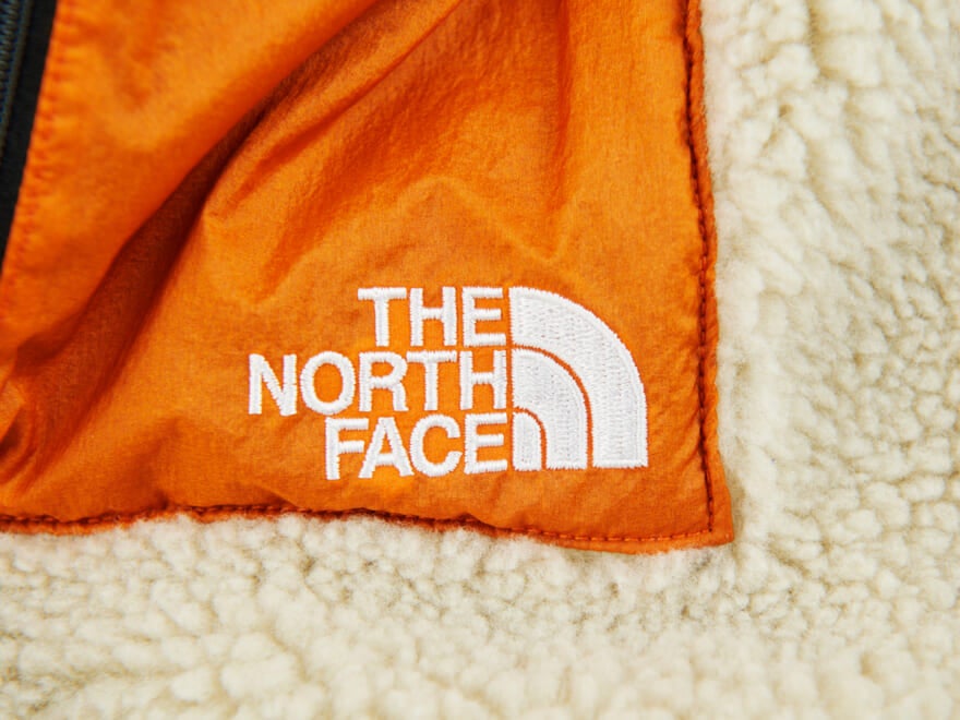 ザ・ノース・フェイスのリバーシブルエクストリーム パイルジャケットのロゴ