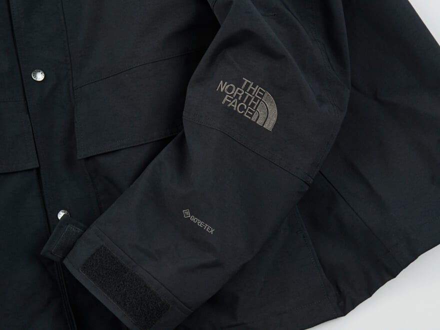 ザ・ノース・フェイスの黒いゴアテックスジャケットのロゴ