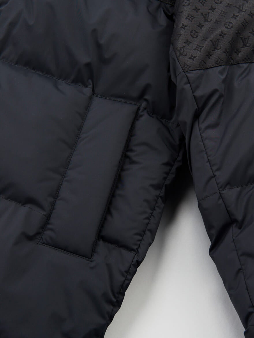 ルイ・ヴィトンの23年冬の新作黒ダウンジャケットのサイドポケット