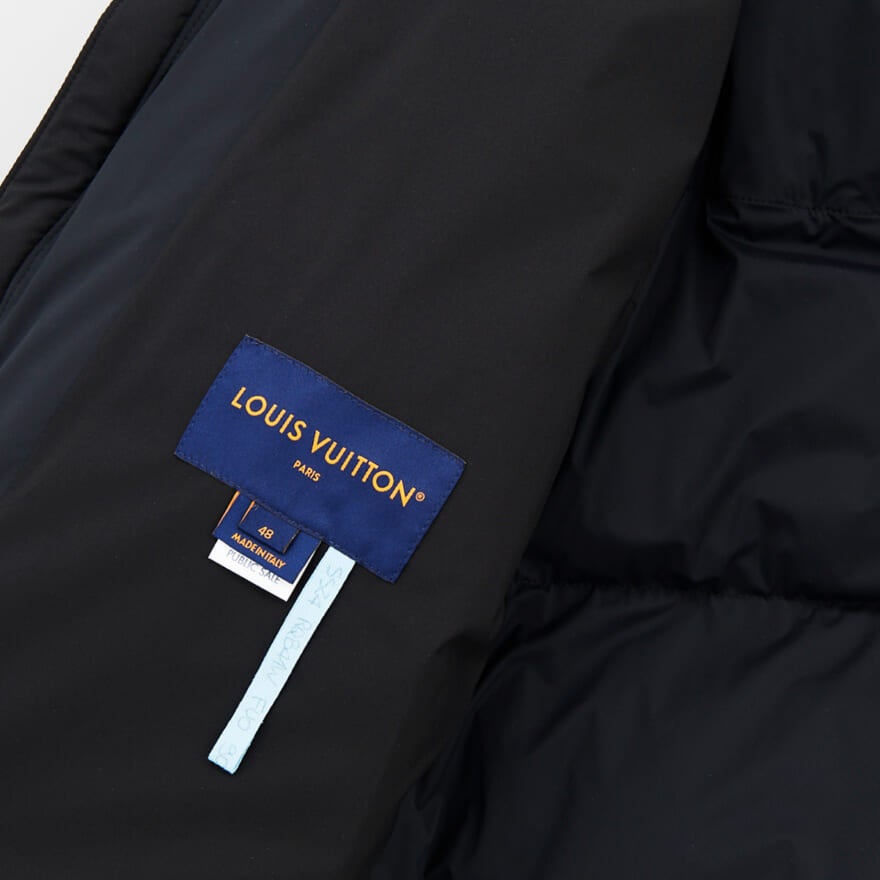 ルイ・ヴィトンの23年冬の新作黒ダウンジャケットの裏地のロゴ