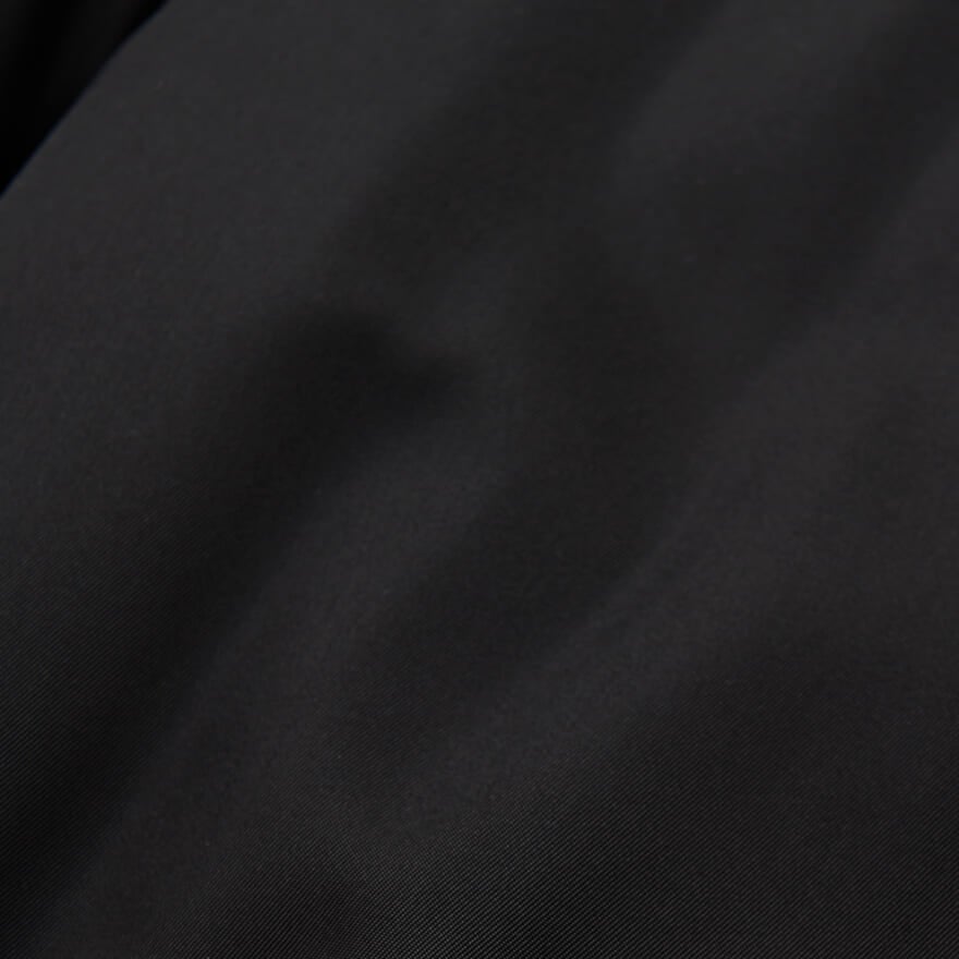 プラダの２３年新作黒ダウン 「Re-Nylon ダウンジャケット」の素材感