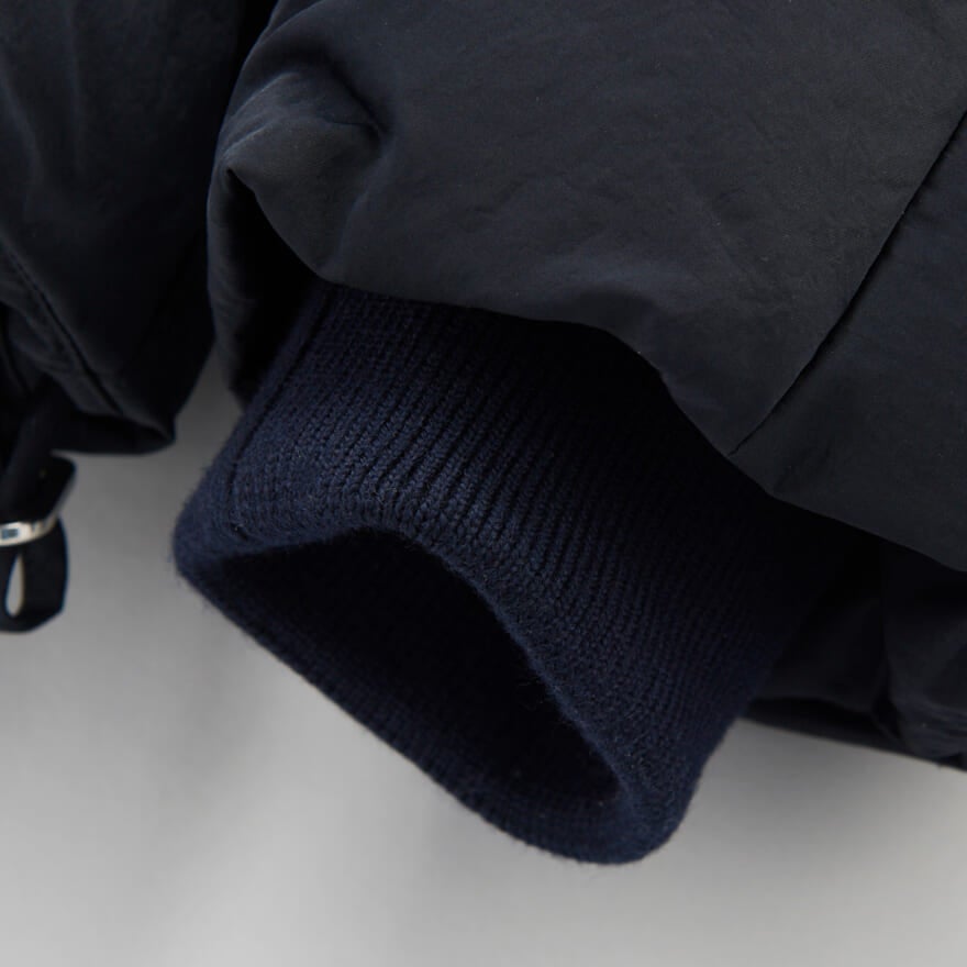 ボッテガ・ヴェネタの23年最新ダウンジャケット「テックナイロン パファージャケット」の袖リブ