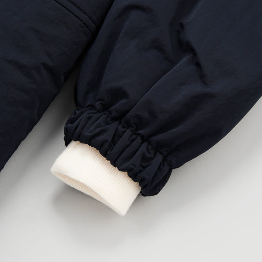 ボッテガ・ヴェネタの23年最新ダウンジャケット「テックナイロン パデッド パーカ」の袖リブ