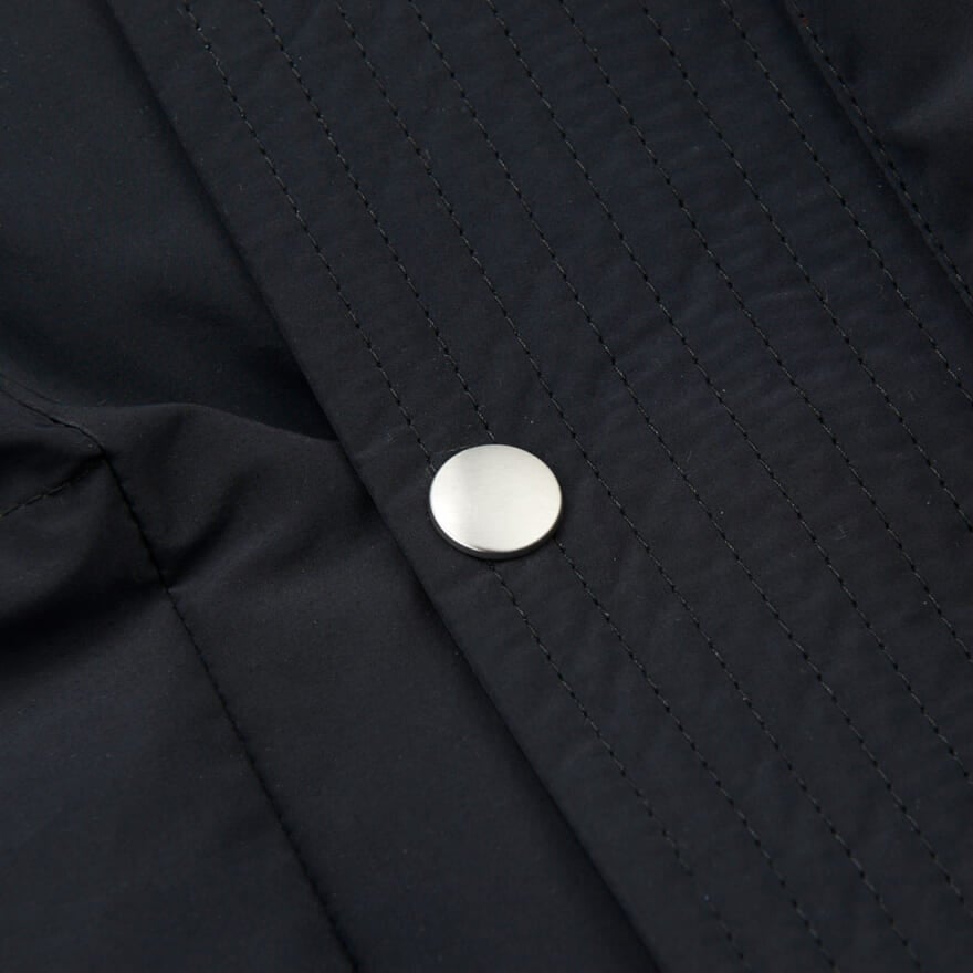 「ジル サンダー＋」の２３年秋冬新作ダウンコートのボタン