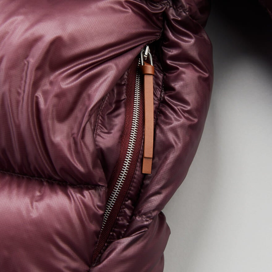 「ジル サンダー＋」の２３年秋冬新作ダウンジャケットのジップポケット