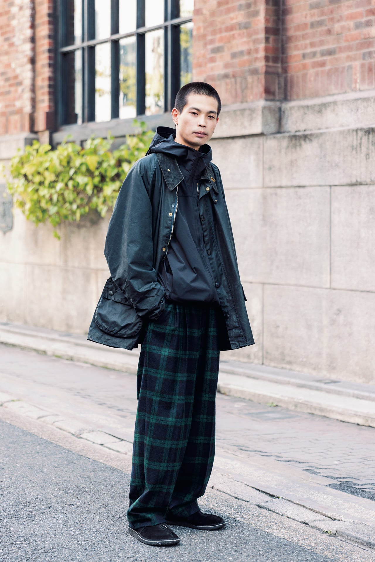 Inner：ARC’TERYX シェルジャケット × Outer：Barbour オイルドジャケットのレイヤードスタイル