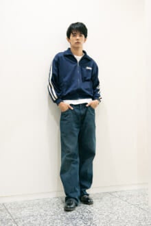[井上 翔太] 「リーバイス®569®にプーマのトラックジャケットがマッチ。ドクターマーチンの革靴で品よくまとめて」【メンズノンノモデルの私服スナップ】