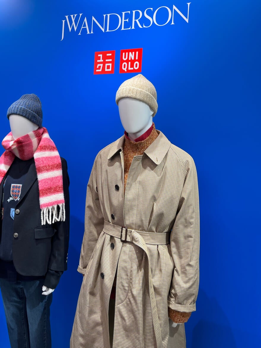 UNIQLO and JW ANDERSONのコートを着るマネキン