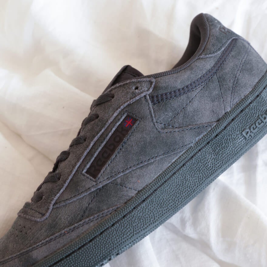 リーボックのスエードスニーカー「CLUB C 85 VINTAGE "DISTRESSED CONCRETE"」のディテール