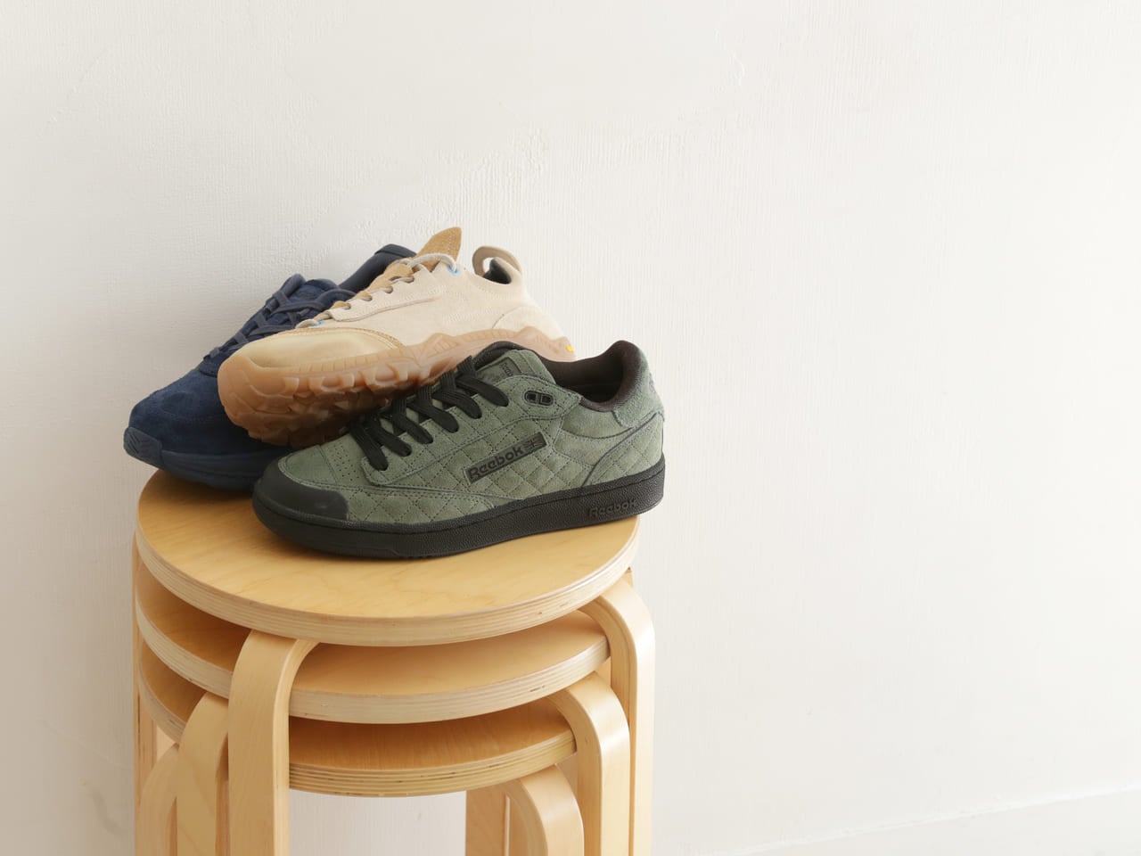 秋冬はゴアテックスじゃなくて、シックなスエードを。リーボック、ホカ…「スエードスニーカー」の履きこなし実例３選。