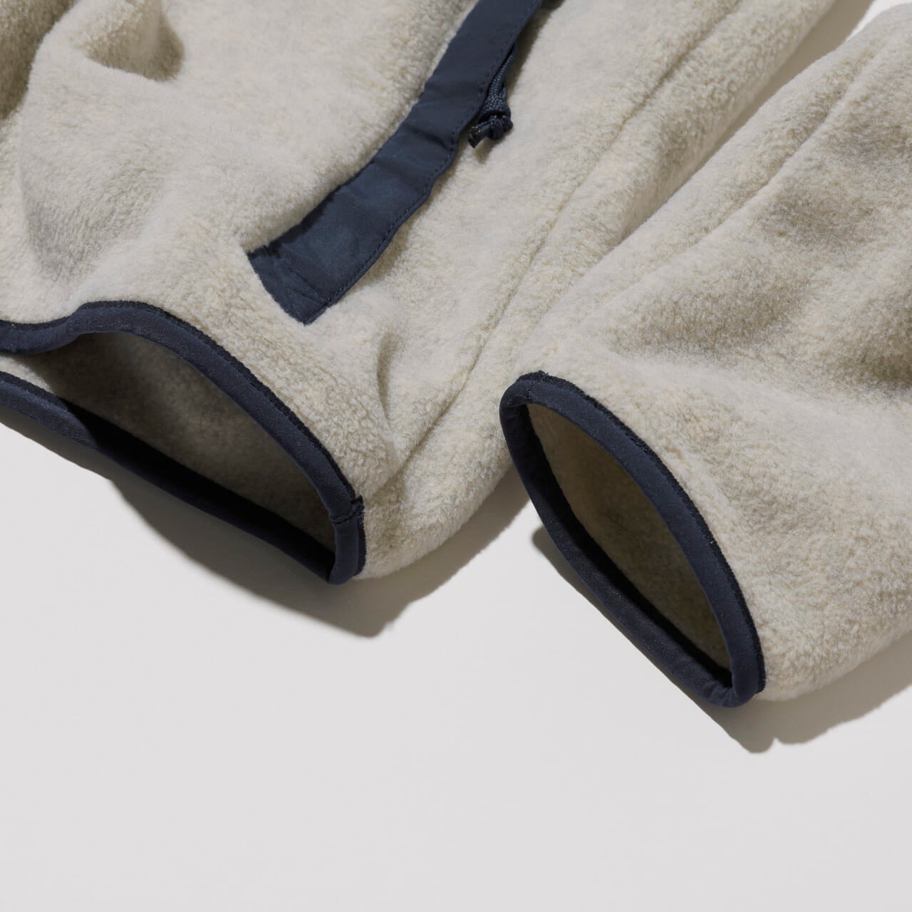 パタゴニアの冬の新作フリース「メンズシンチラジャケット」の袖と裾