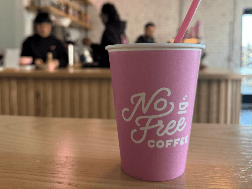 【LA発のコーヒーショップ】オリジナルウェアもかっこいい！日本初上陸の「No Free Coffee」から目が離せない