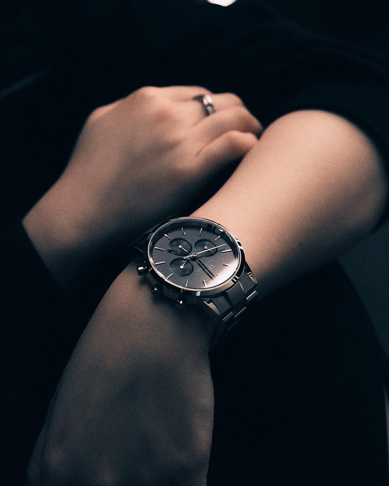 ダニエル・ウェリントンの2023年秋冬の新作腕時計「アイコニック クロノグラフ」（ブラック）を着用したモデル