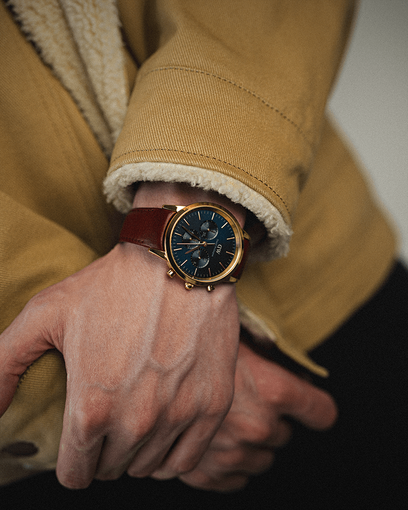 ダニエル・ウェリントンの2023年秋冬の新作腕時計「アイコニック クロノグラフ」（レザーベルト）を着用したモデル