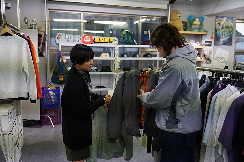 韓国のセレクトショップWARPED（ワープド）で洋服を探すラランドのサーヤさんとYouTuberのハルキさん
