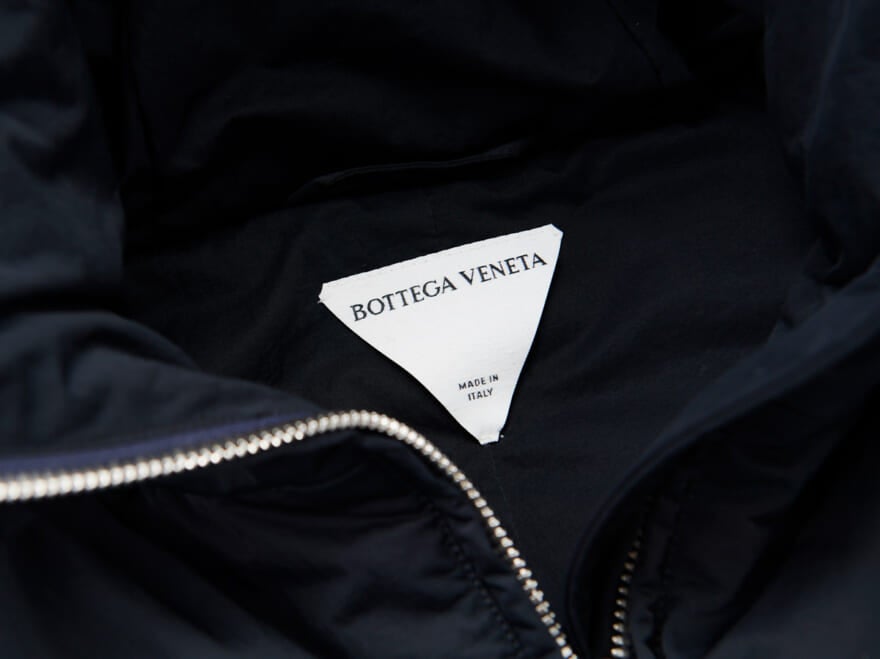 「ボッテガ・ヴェネタ」でいま狙うべきはダウンか中綿ジャケットか？ 大人なダークネイビーの機能美に惹かれて。