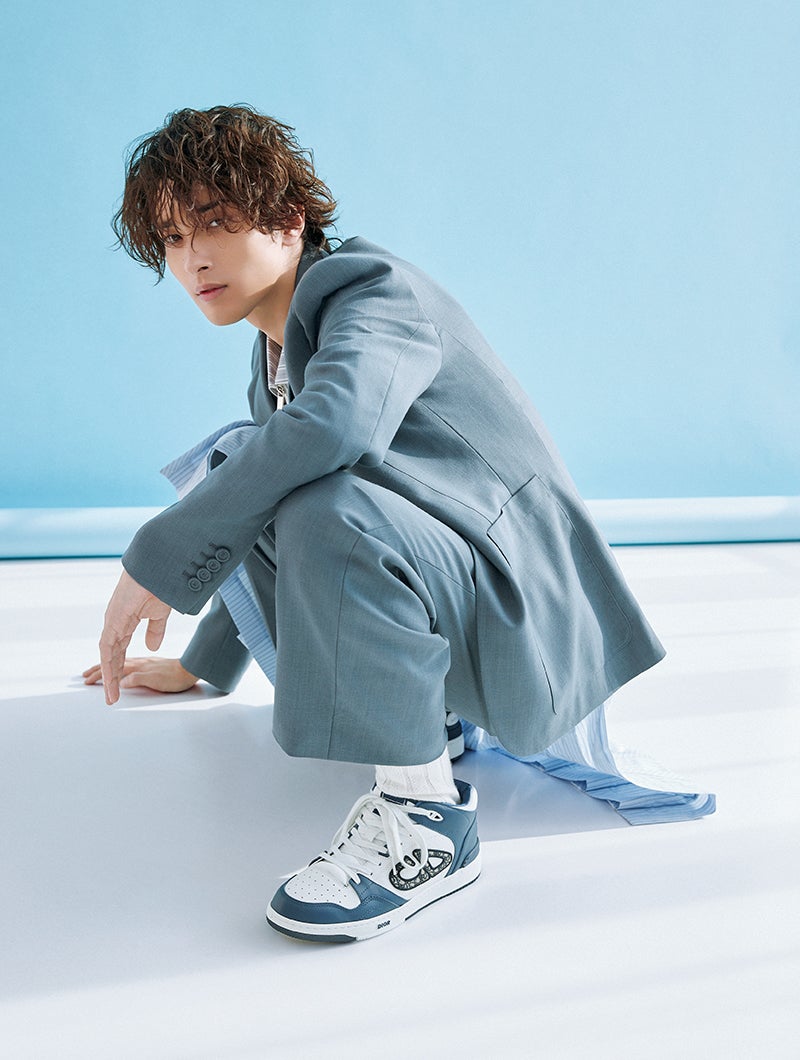 Diorの新作スニーカーを着用する俳優の横浜流星さん