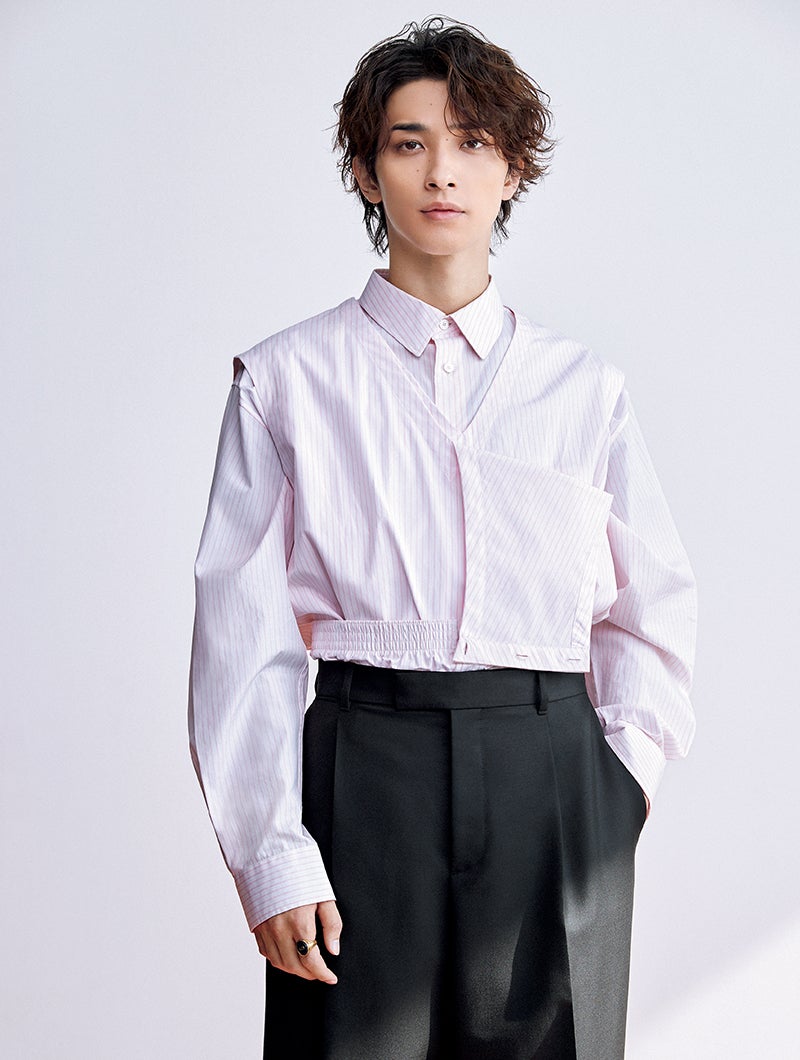 Diorのポプリンシャツを着用する俳優の横浜流星さん