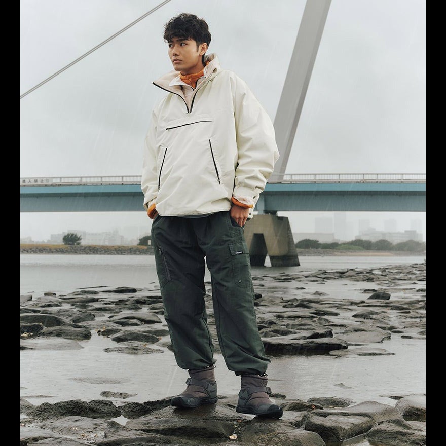 「KEEN」のシューズでつくる４つのコーデ。街でも部屋でも、キャンプでも