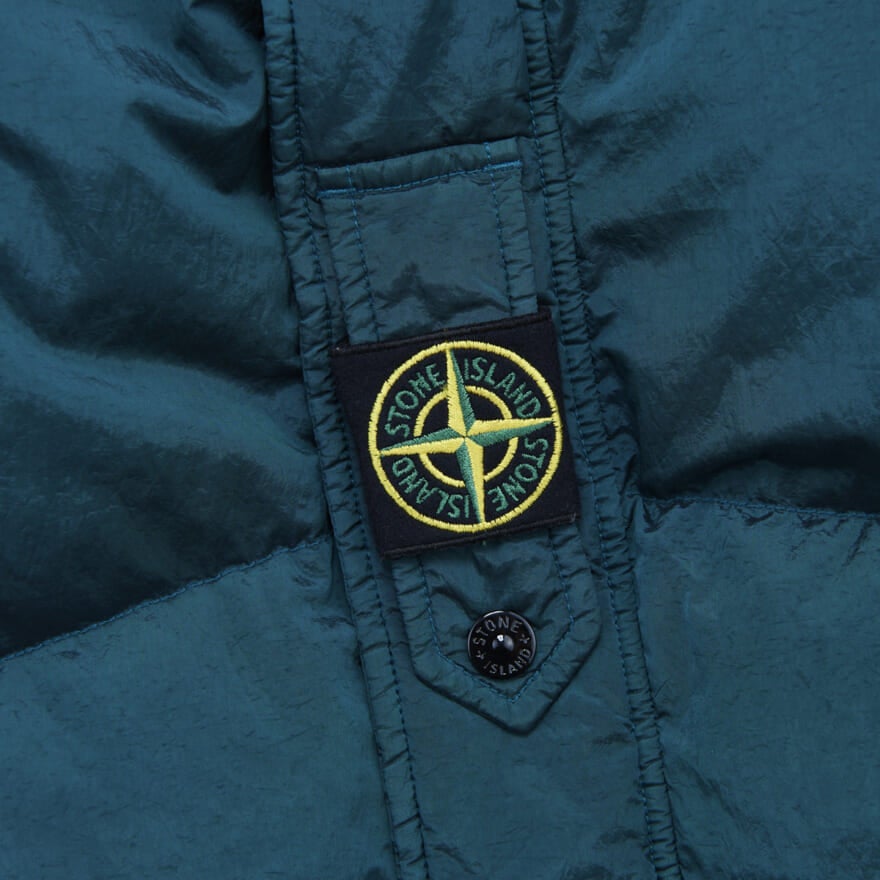 ストーンアイランド（STONE ISLAND）のリバーシブルダウンジャケット３のバッジ