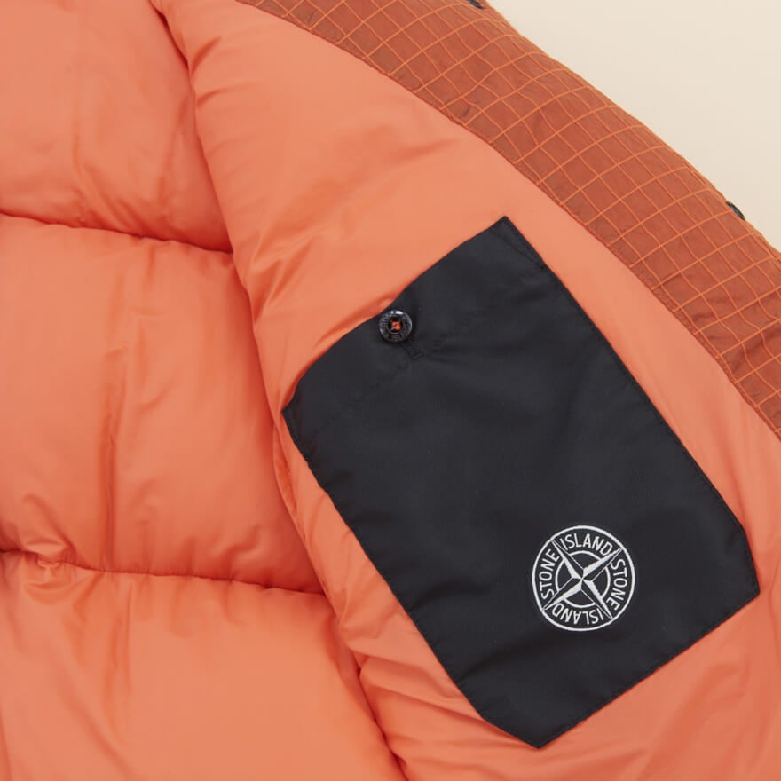 ストーンアイランド（STONE ISLAND）のダウンジャケット１の内ポケット