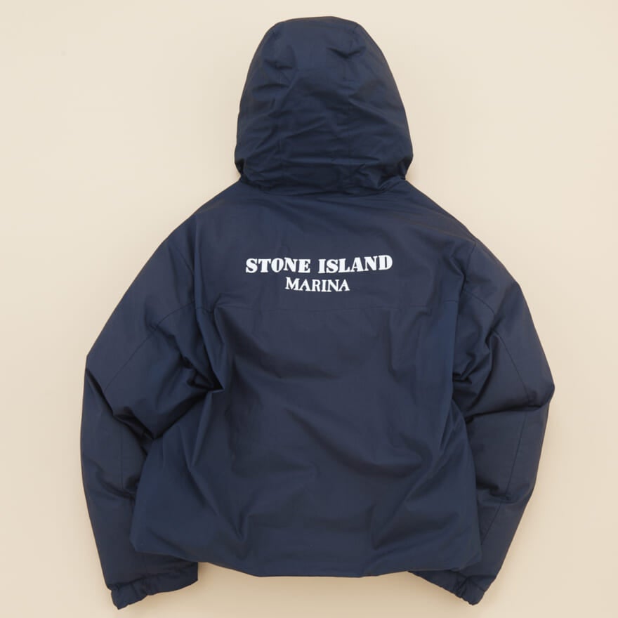 ストーンアイランド（STONE ISLAND）のダウンジャケット６のロゴ