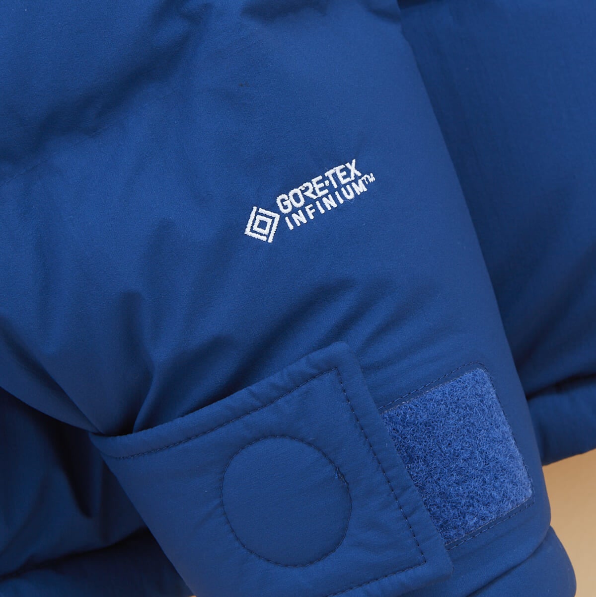 ザ・ノース・フェイスのダウンジャケット「ウィンドストッパーブルックスレンジライトパーカ」の２３年新作の袖のロゴのゴアテックス