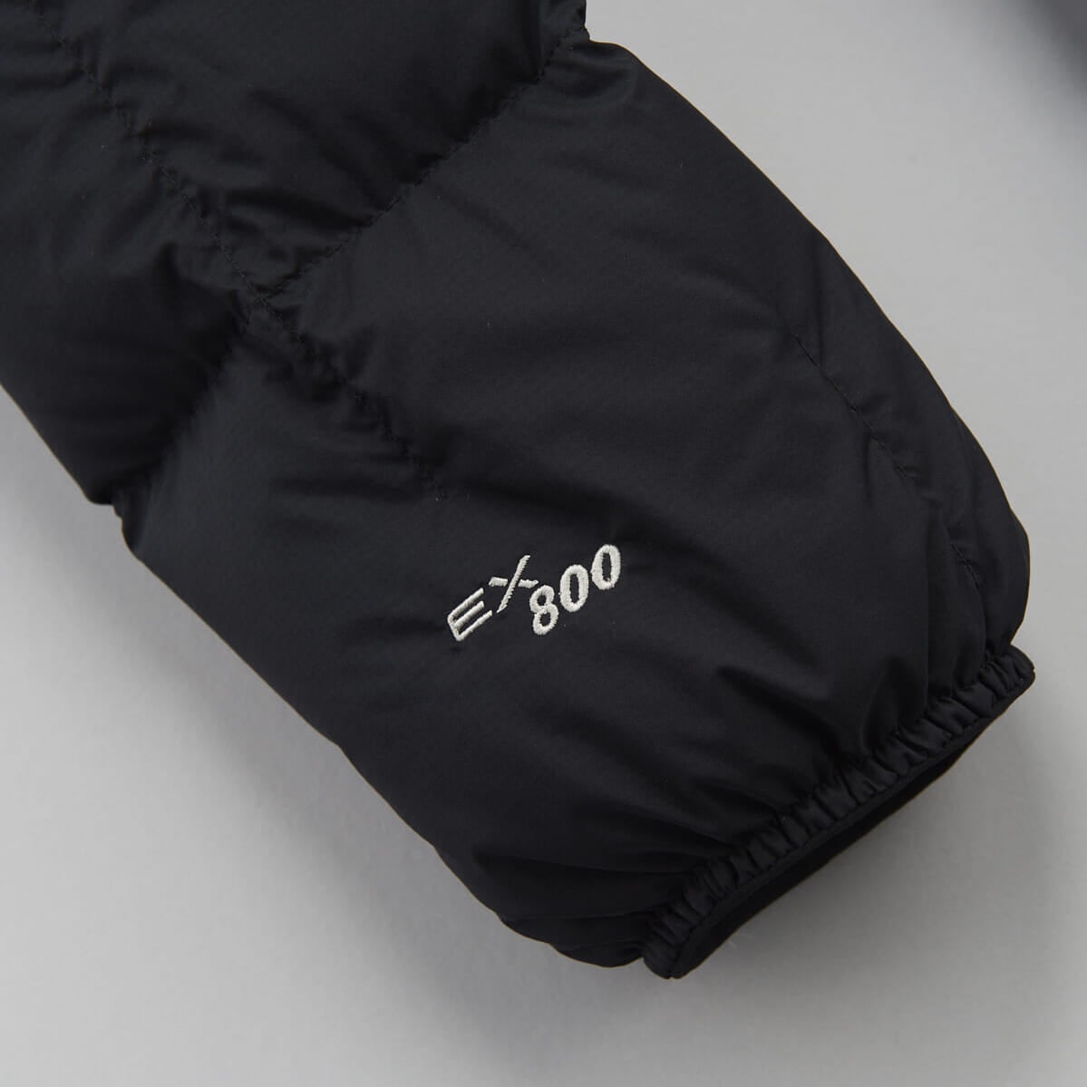 モンベルの黒いダウンジャケット「ネージュダウンパーカ」の800フィルパワーのロゴ